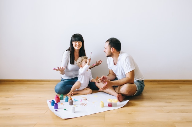 Joy famille art heureux père mère et fils montrent les mains dans des couleurs vives peignent ensemble art de l&#39;image