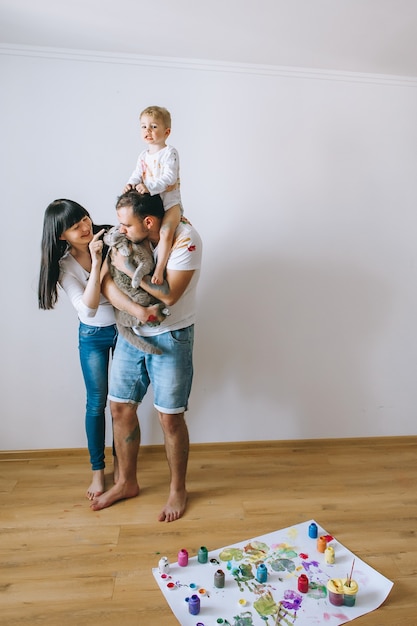 Joy famille art heureux père mère et fils montrent les mains dans des couleurs vives peignent ensemble art de l&#39;image