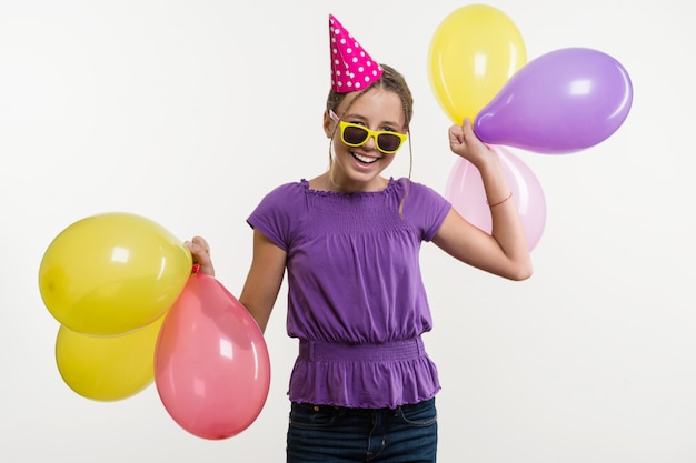 Joyeuse adolescente avec des ballons