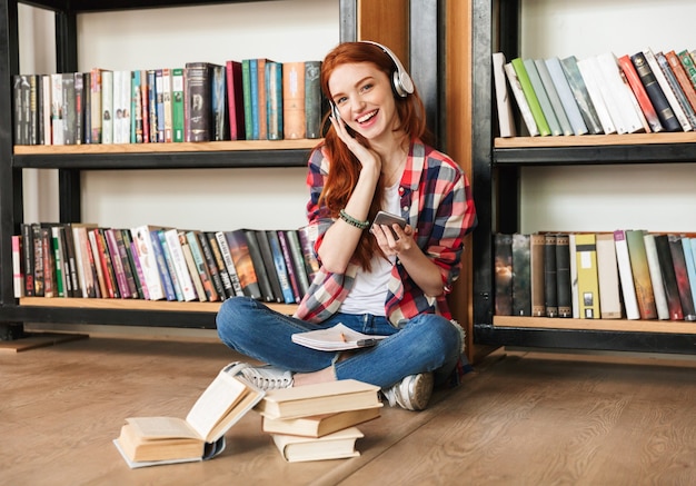 Joyeuse adolescente à faire ses devoirs