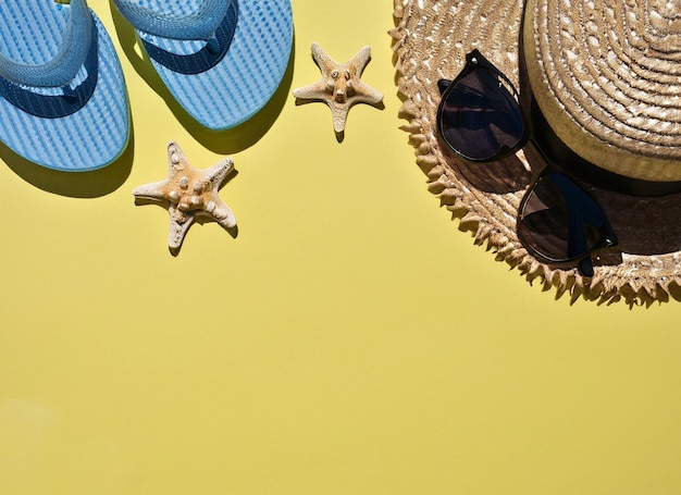 Une joyeuse composition estivale d'un seul chapeau de lunettes de soleil