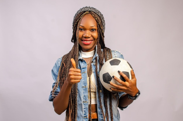 Joyeuse dame positive soutenant l'équipe de football paris sportifs concept d'âge de la vie active