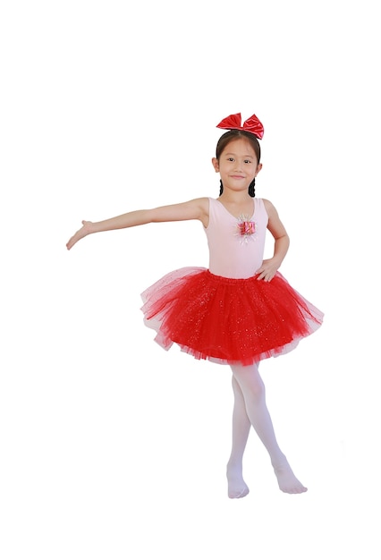 Joyeuse danseuse de ballet asiatique en jupe tutu rose-rouge isolée sur fond blanc avec un tracé de détourage.