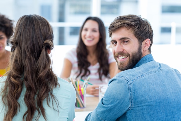 Joyeuse équipe de création d&#39;entreprise en réunion