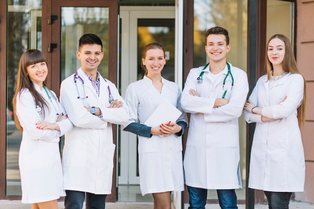 Photo joyeuse équipe de médecins