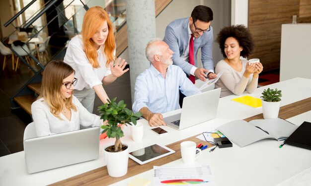 Joyeuse équipe multiraciale au travail dans un bureau moderne