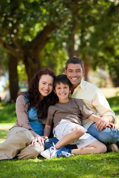 Joyeuse famille assis dans le jardin