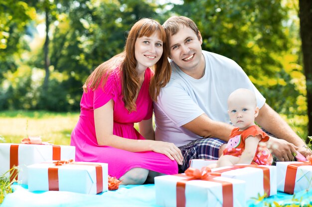 Joyeuse famille avec des coffrets cadeaux