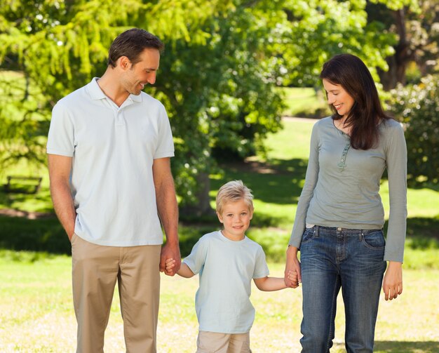 Joyeuse famille dans le parc