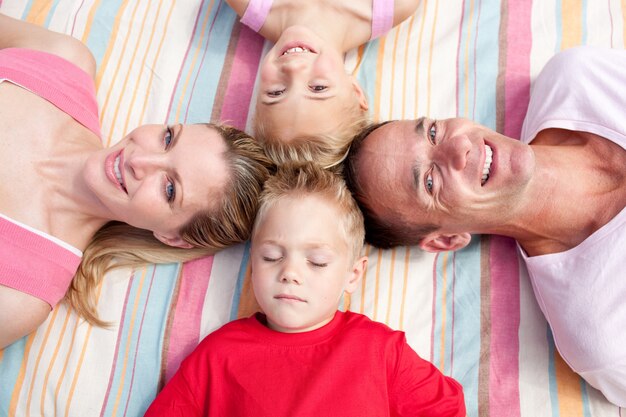 Joyeuse famille dormant allongé sur l&#39;herbe