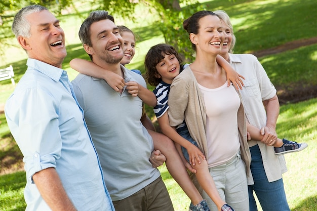 Joyeuse famille élargie debout au parc