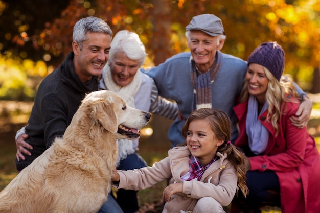 Joyeuse famille multi-génération au parc