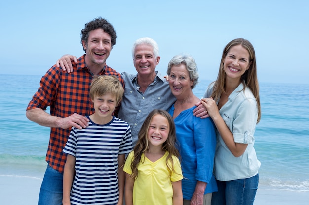 Joyeuse Famille Multi-génération Debout Au Bord De La Mer