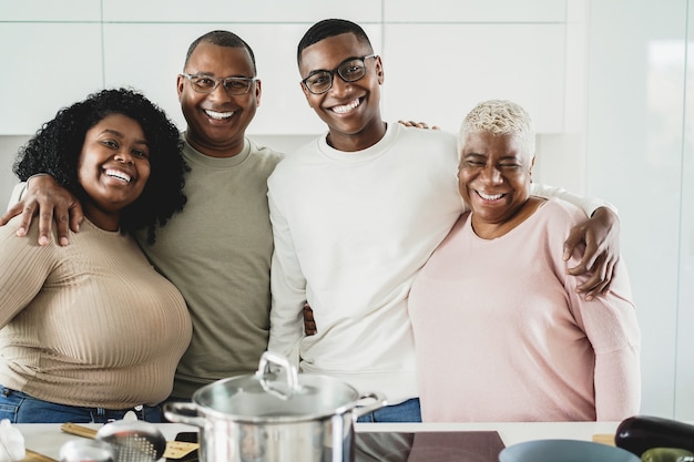 Joyeuse famille noire cuisine à l'intérieur de la cuisine à la maison - Accent principal sur le visage du père