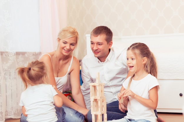 Joyeuse famille passant du temps ensemble à la maison