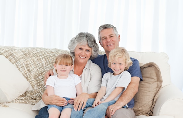 Joyeuse famille en regardant la caméra