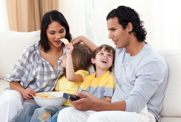 Joyeuse famille, regarder la télévision sur le canapé