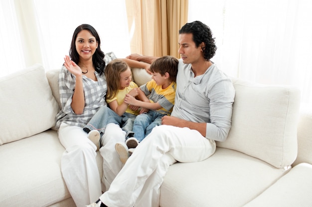 Joyeuse famille s&#39;amuser dans le salon