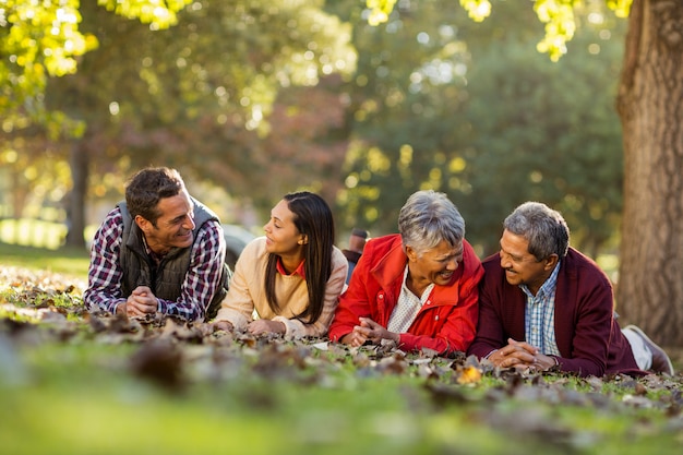 Joyeuse famille se trouvant au parc