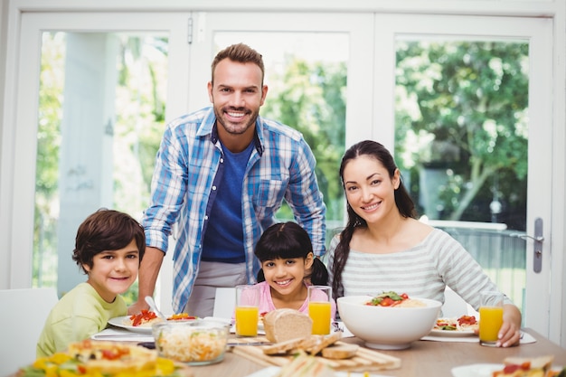 joyeuse famille à la table à manger