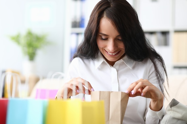 Joyeuse femme d'affaires exécutive