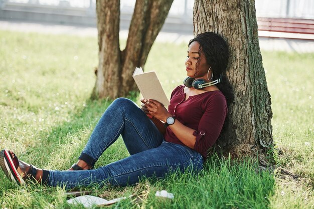 Joyeuse femme afro-américaine dans le parc en été