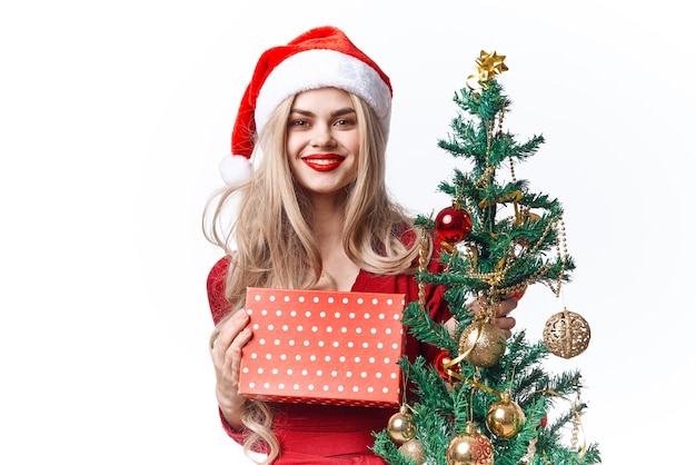 Joyeuse femme habillée en père noël jouets émotions cadeau noël