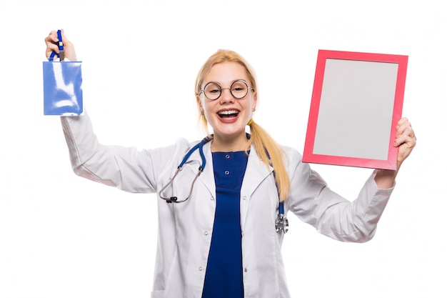 Joyeuse femme médecin en blouse blanche avec prix