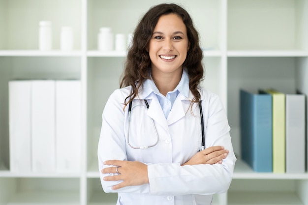 Joyeuse femme médecin européenne posant à la clinique