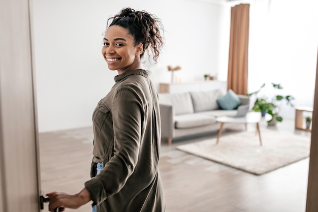 Joyeuse Femme Noire Ouverture Porte Entrée Entrer Dans Appartement