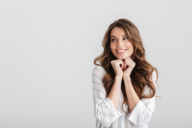 Joyeuse femme de race blanche à côté et rire isolé sur fond blanc