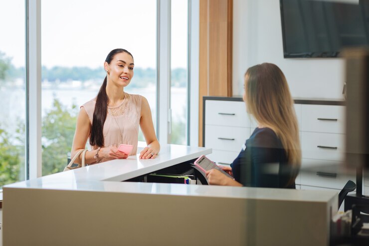 Photo joyeuse femme ravie souriant tout en voulant prendre rendez-vous au salon de beauté