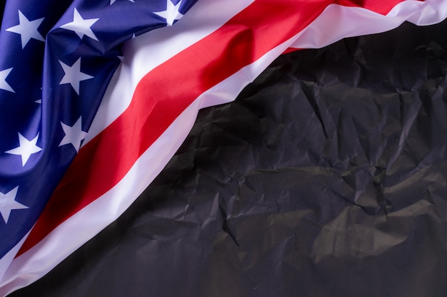 Joyeuse fête de l'indépendance, Memorial Day, fête des anciens combattants. Drapeaux américains sur fond de papier noir.