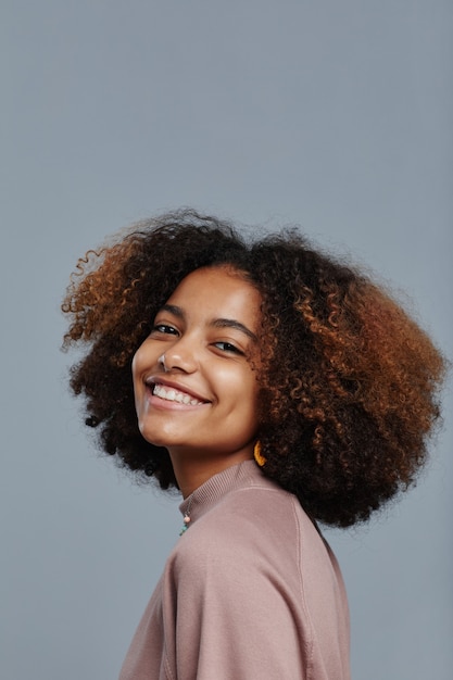 Joyeuse fille afro-américaine sur bleu