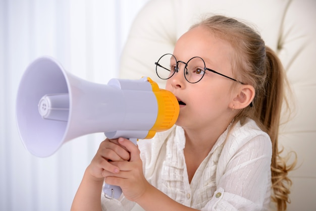 Joyeuse fille dans un cri solennel au mégaphone.