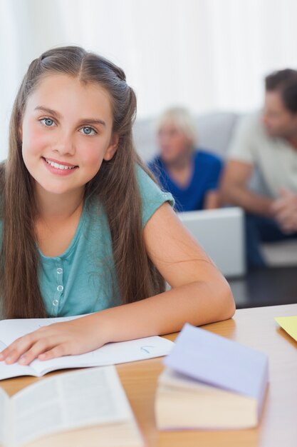 Joyeuse fille fait ses devoirs