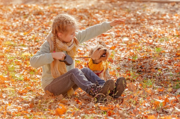 Joyeuse fille jouant avec chien