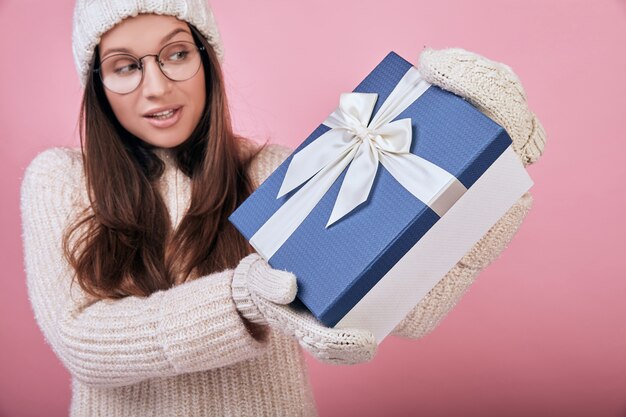 Joyeuse fille souriante avec cadeau