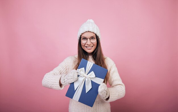 Joyeuse fille souriante avec cadeau