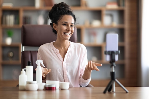 Joyeuse jeune blogueuse beauté recommandant des cosmétiques