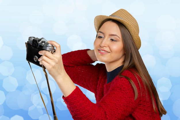 Joyeuse jeune femme avec caméra