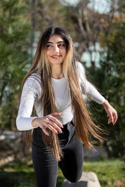 Joyeuse jeune femme souriante à la caméra Photo de haute qualité