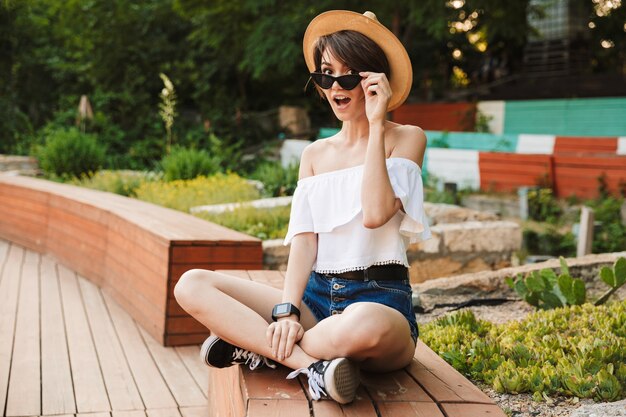 Joyeuse jeune fille vêtue de vêtements d'été