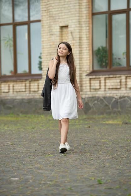 Joyeuse jolie adolescente adorable fille mannequin adolescente marchant en plein air