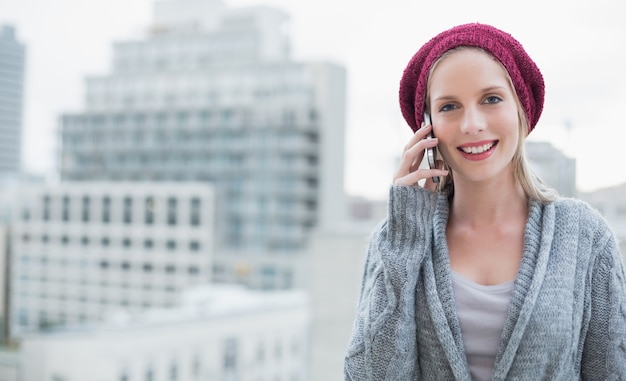 Joyeuse jolie blonde au téléphone à l&#39;extérieur