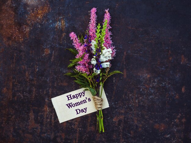 Joyeuse journée de la femme Belles fleurs et inscription de félicitations