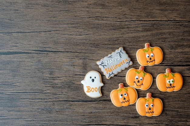 Joyeuse journée d'Halloween avec des biscuits drôles sur fond de table en bois Trick or Threat Bonjour octobre automne automne fête festive et concept de vacances