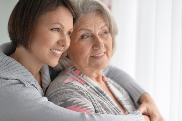 Joyeuse mère âgée et fille adulte ensemble