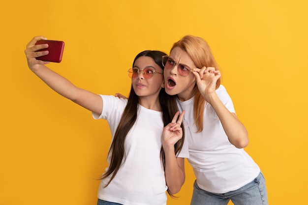 Joyeuse mère et fille faisant selfie sur smartphone, selfie en famille.