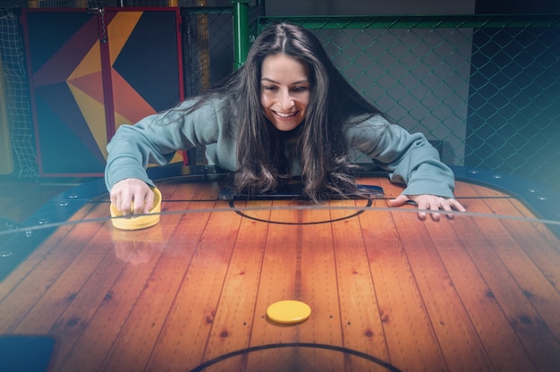 Joyeuse mère joue au hockey sur air avec l'enfant